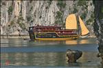 Cruising in Hạ Long Bay (hoangkhainhan.com)